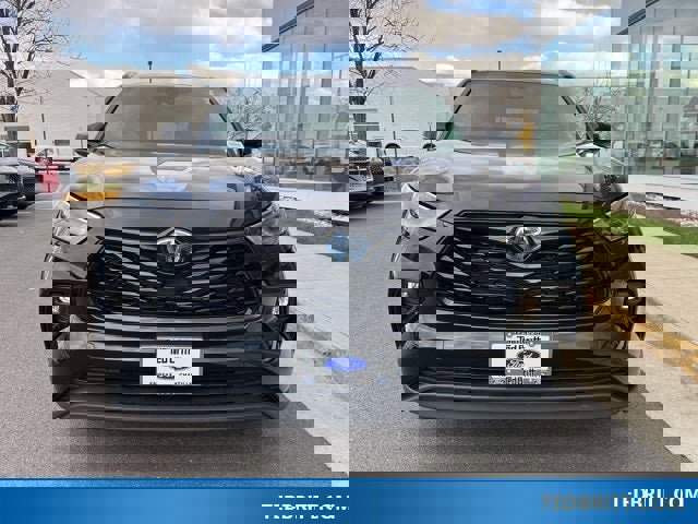 Used 2024 Toyota Highlander XLE image 2