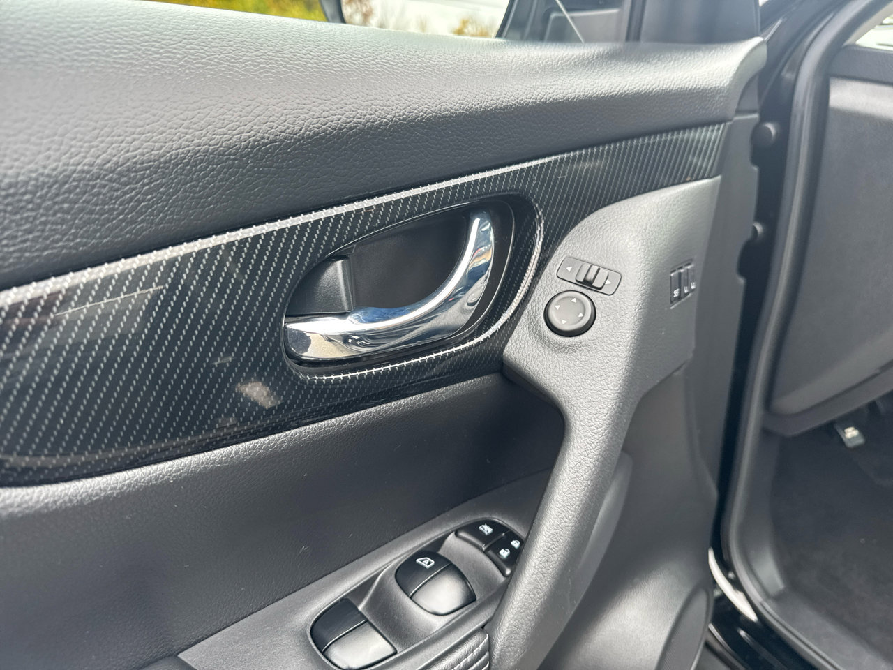 Used 2017 Nissan Rogue SL w/ SL Premium Package image 18