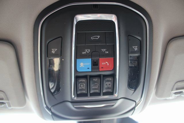 Used 2024 Jeep Grand Cherokee Limited image 9