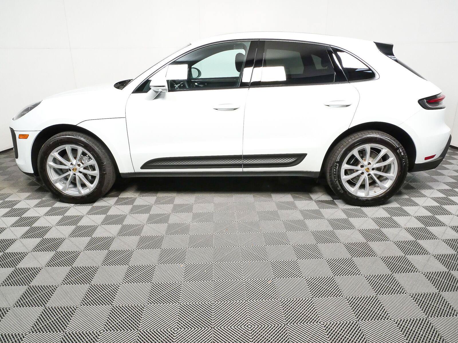 Certified 2025 Porsche Macan Turbo AWD/4WD image 2
