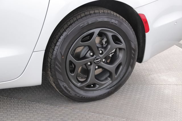 Used 2024 Chrysler Pacifica Premium FWD image 14