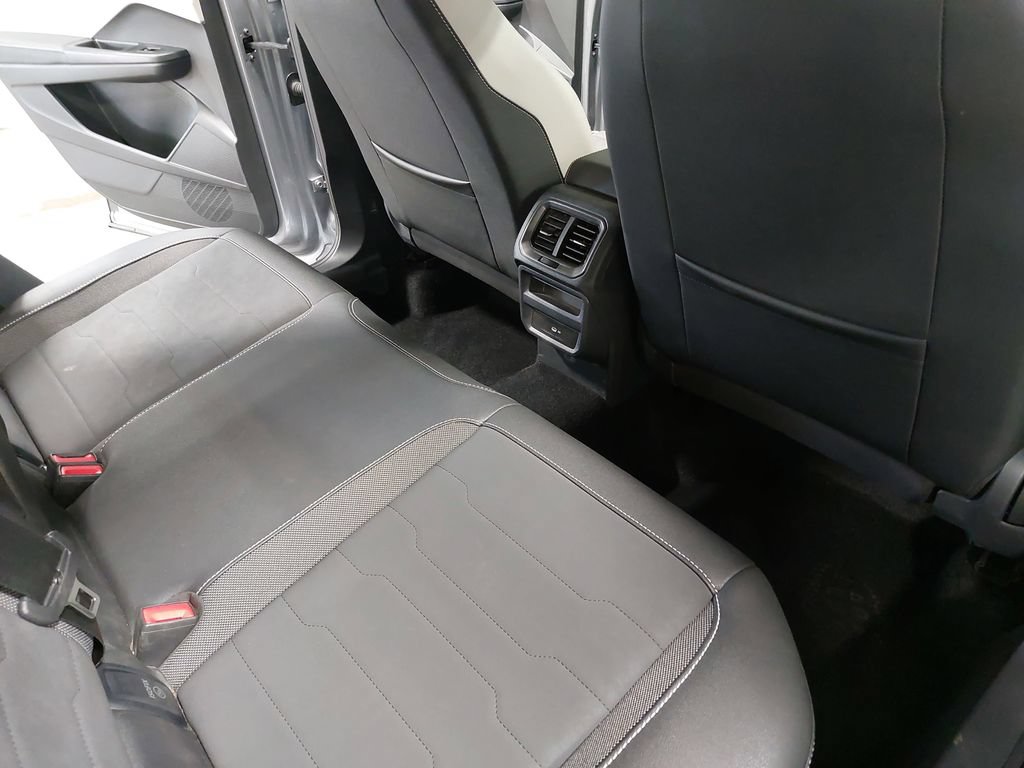 Used 2025 Volkswagen Taos SE AWD/4WD image 11