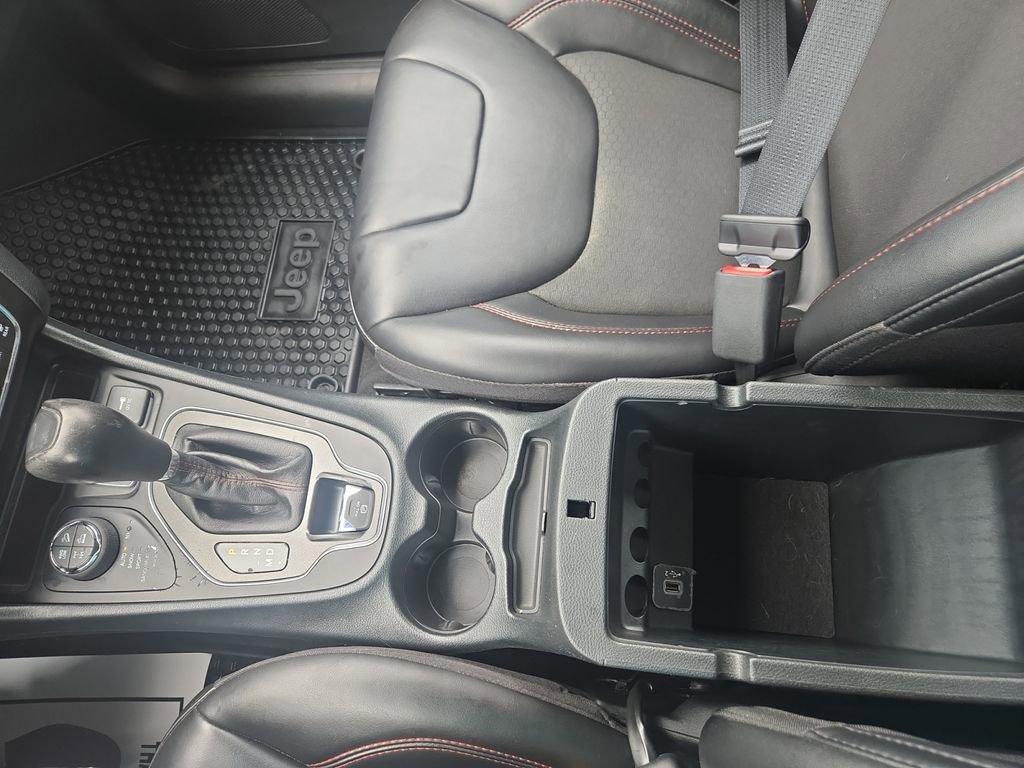 Used 2023 Jeep Cherokee Trailhawk AWD/4WD image 24