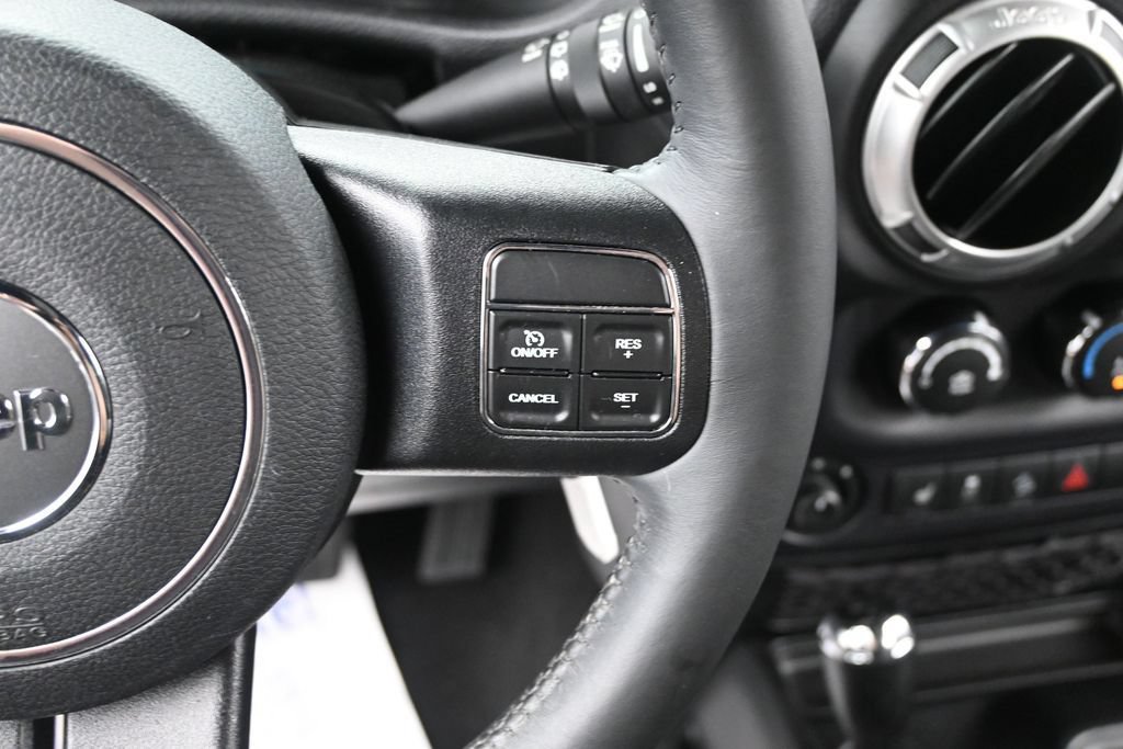 Used 2016 Jeep Wrangler Unlimited Sahara w/ Connectivity Group AWD/4WD image 31
