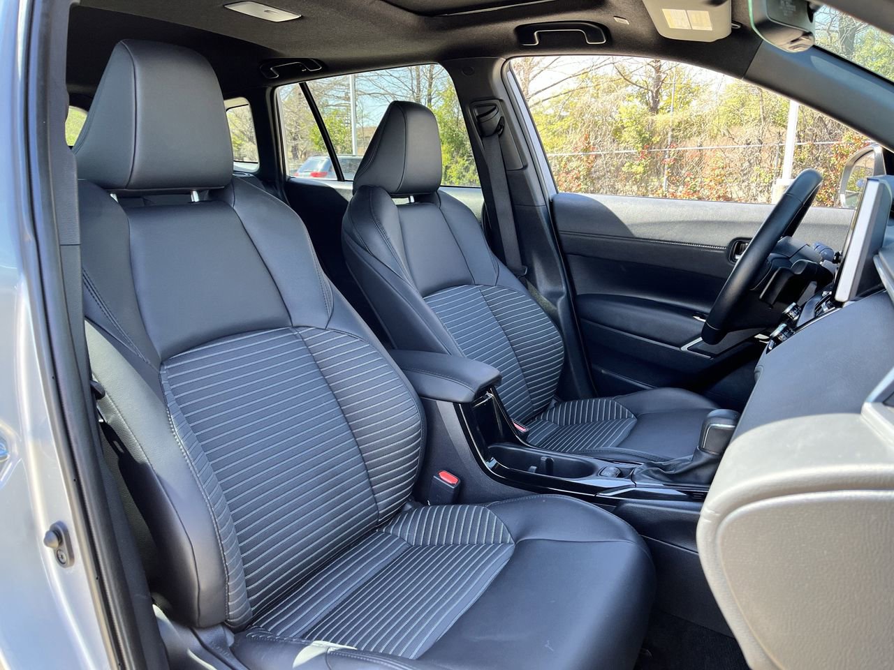 Used 2025 Toyota Corolla Cross AWD Hybrid w/ Convenience Package image 25