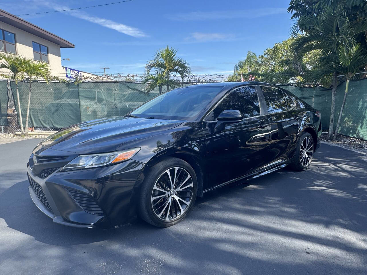 Used 2019 Toyota Camry SE image 4