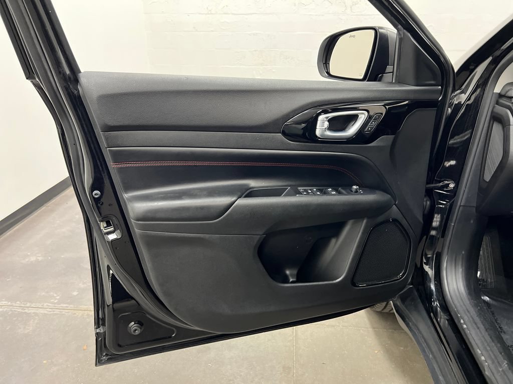Used 2022 Jeep Compass Trailhawk w/ Trailhawk Elite Group AWD/4WD image 12