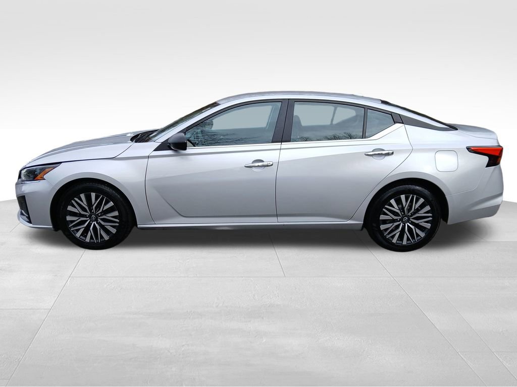 Used 2024 Nissan Altima 2.5 SV image 2