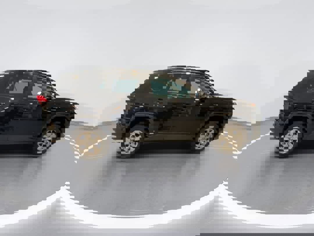 Used 2021 Toyota RAV4 XLE w/ Convenience Package image 9