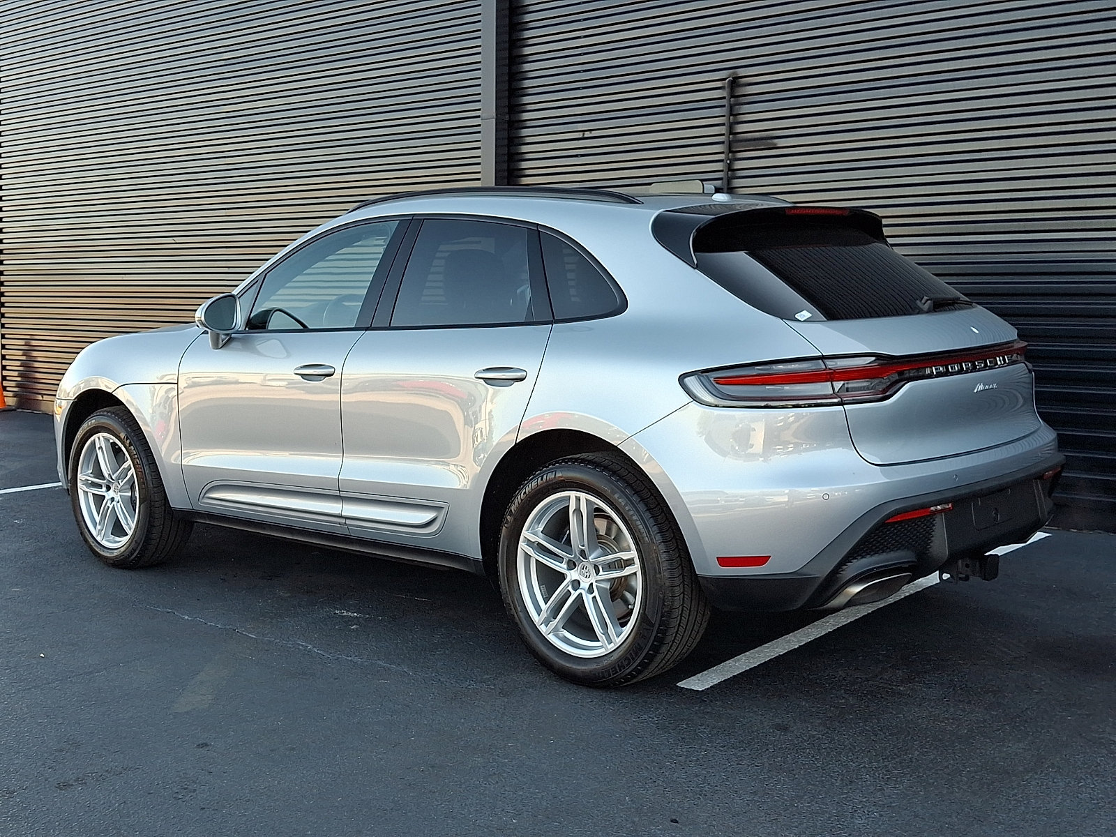 Certified 2025 Porsche Macan AWD/4WD image 3