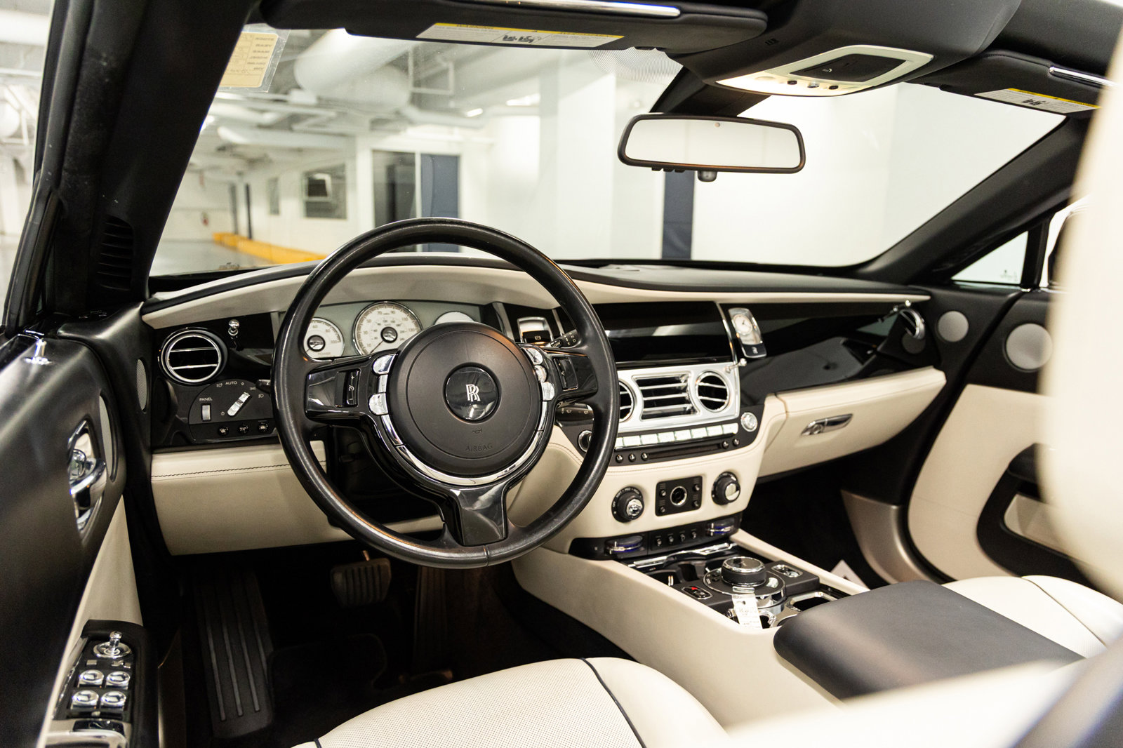 Used 2017 Rolls-Royce Dawn RWD image 44