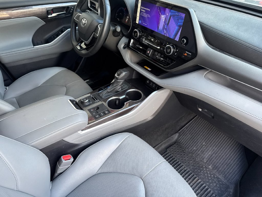 Used 2024 Toyota Highlander Limited AWD/4WD image 16