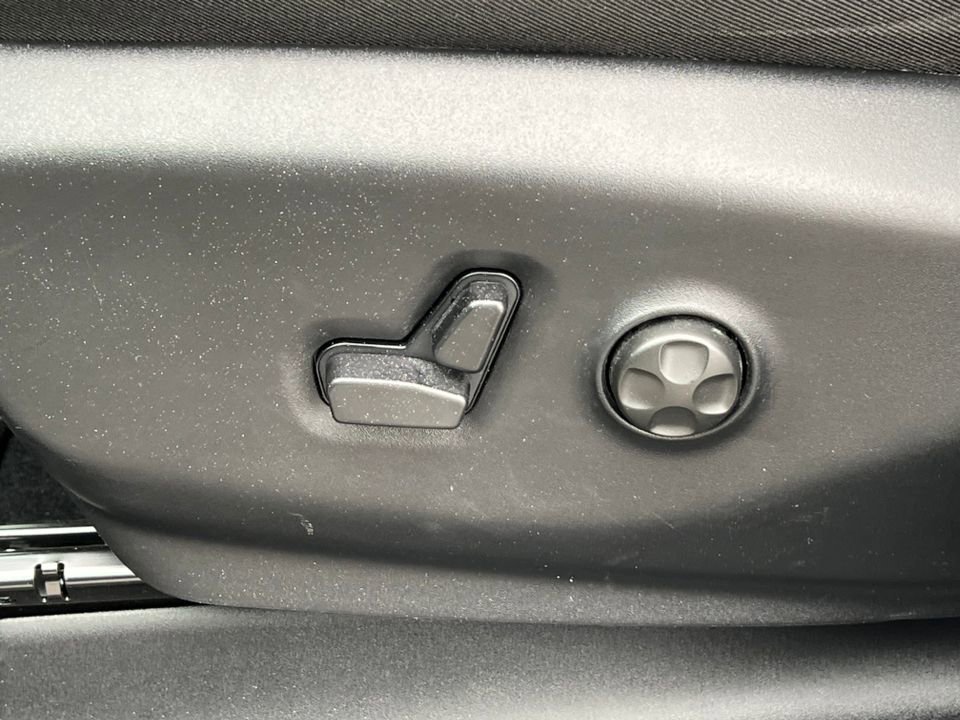 Used 2026 Chrysler Pacifica Select image 11