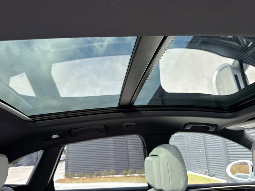 Certified 2025 Porsche Macan image 15