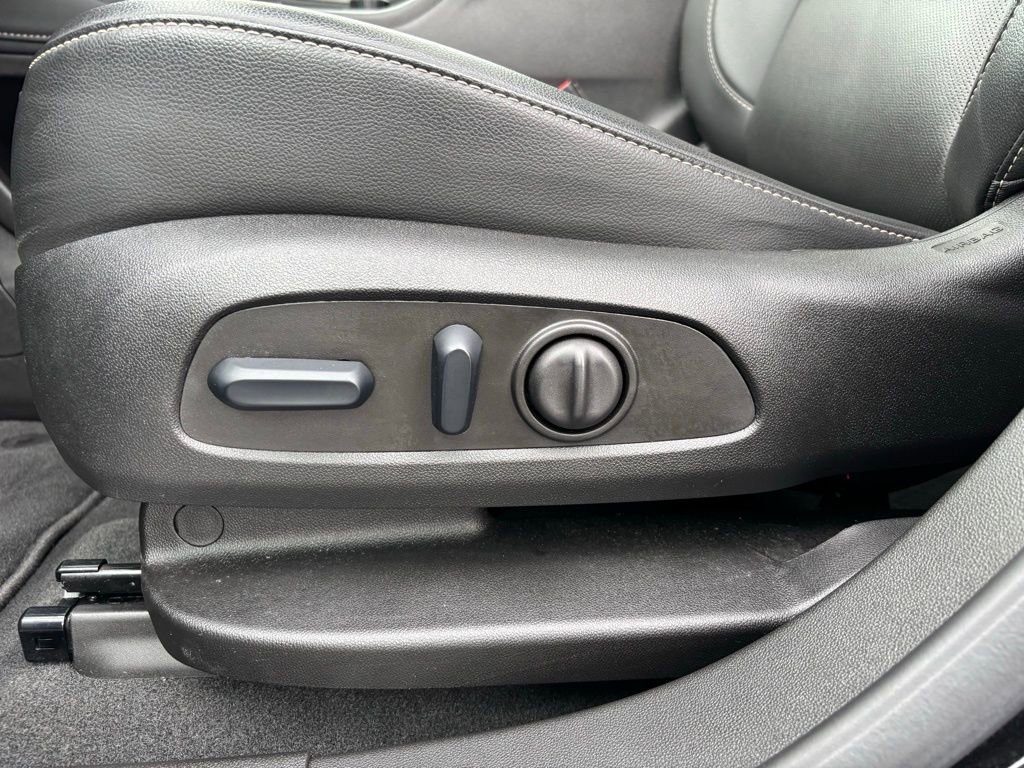 Used 2023 GMC Acadia SLT w/ Preferred Package image 17