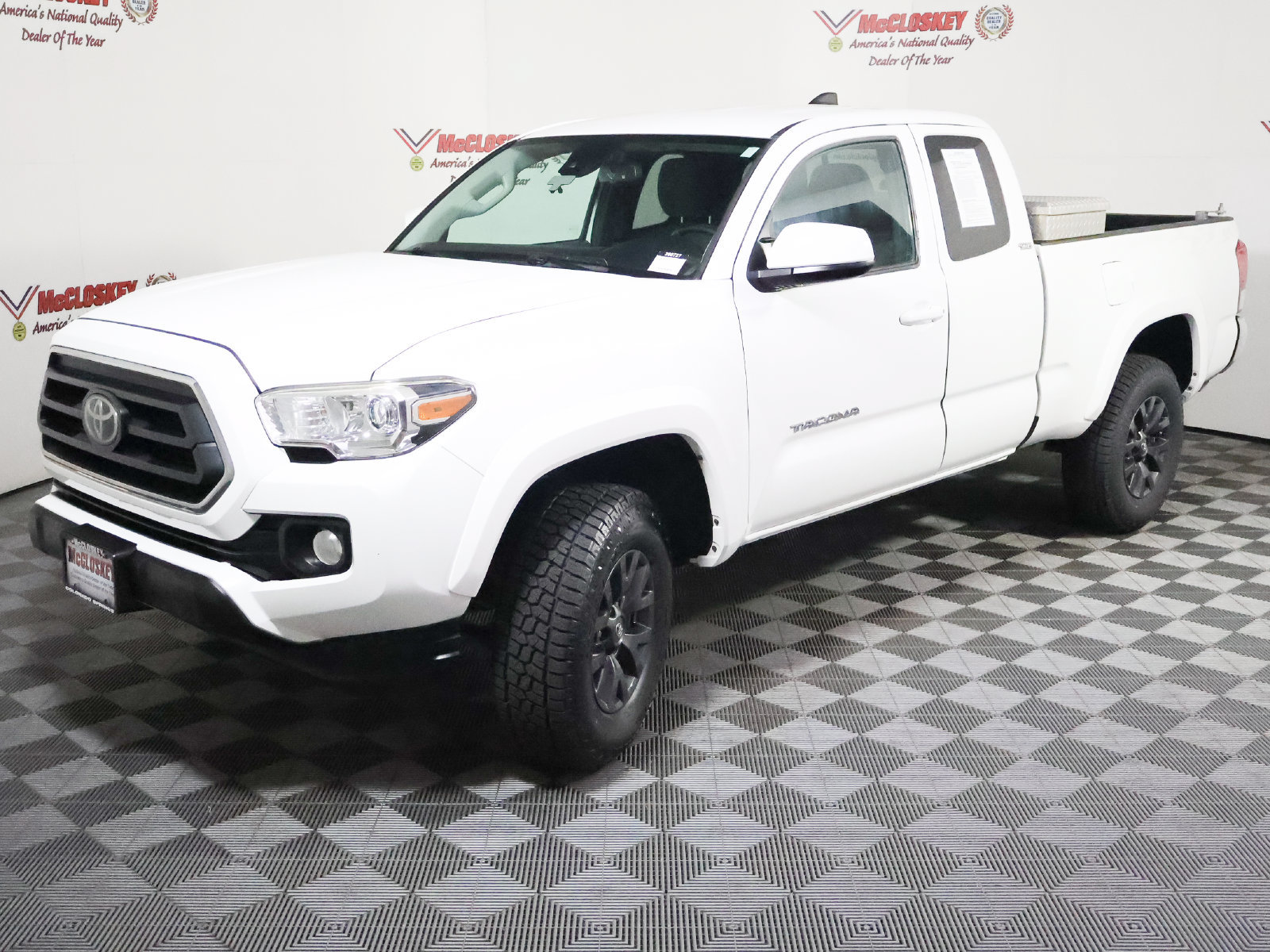 Used 2020 Toyota Tacoma SR5 AWD/4WD image 16