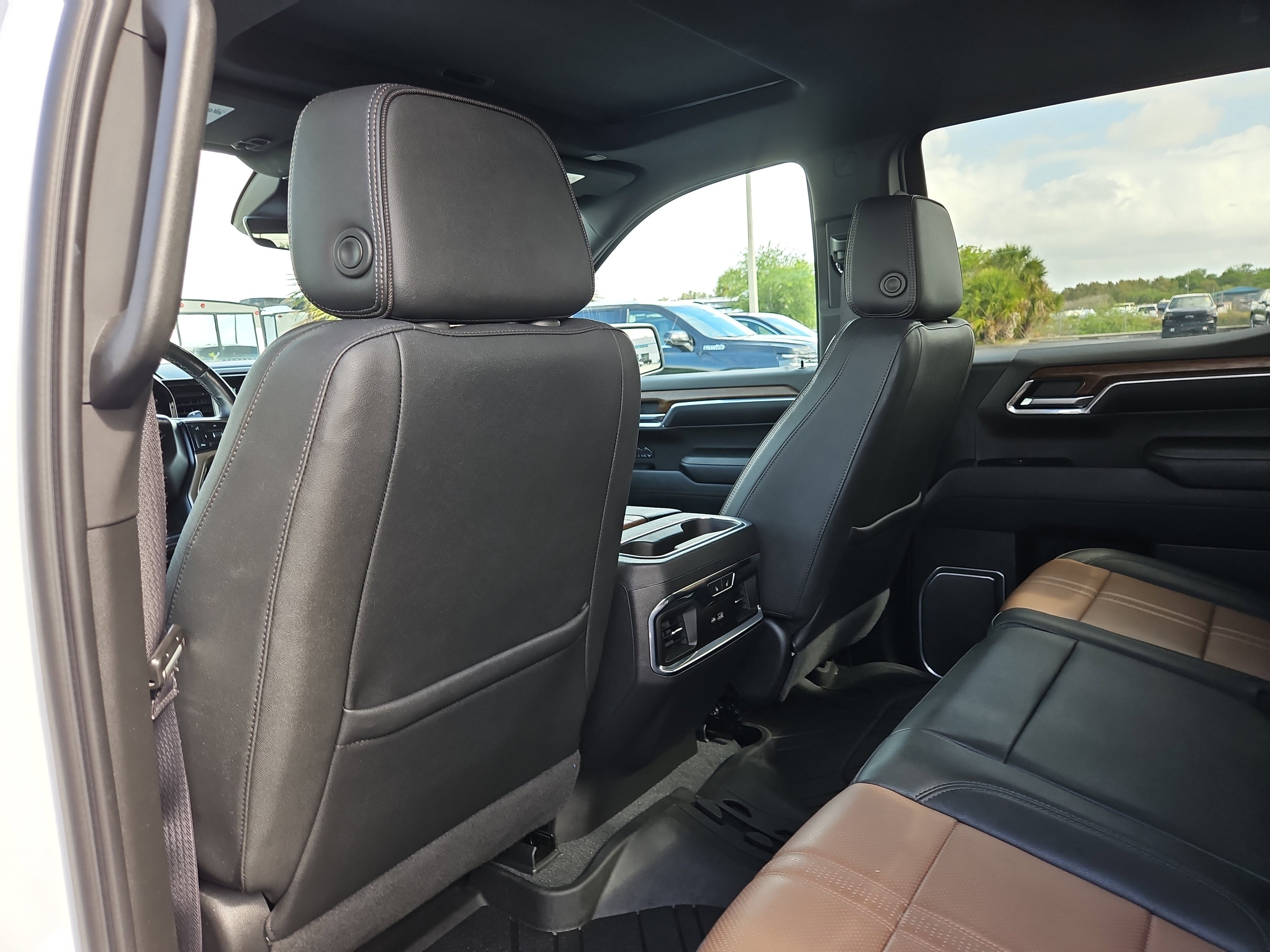 Used 2023 Chevrolet Silverado 1500 High Country w/ High Country Premium Package AWD/4WD image 11