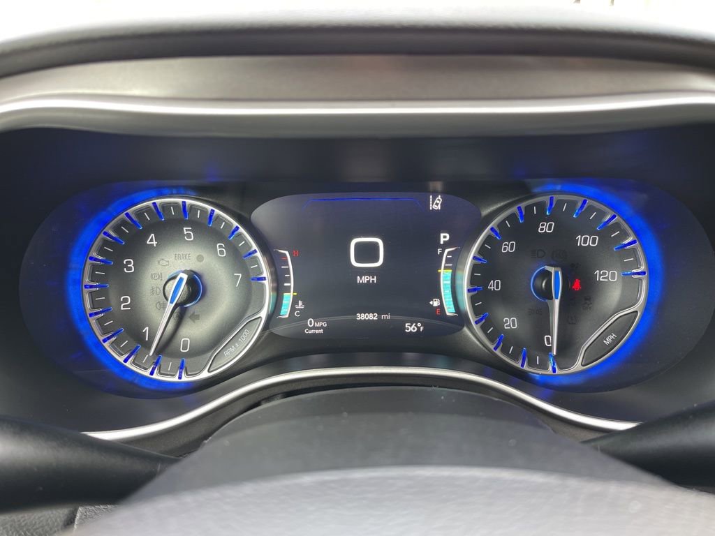 Used 2024 Chrysler Pacifica Touring-L image 9