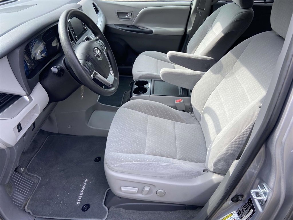 Used 2018 Toyota Sienna LE image 18