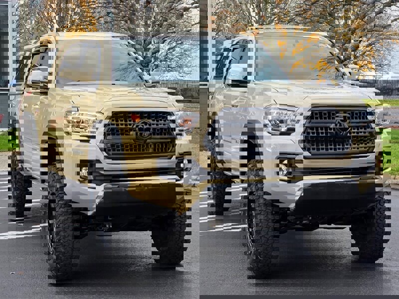 Used 2017 Toyota Tacoma TRD Off-Road image 2