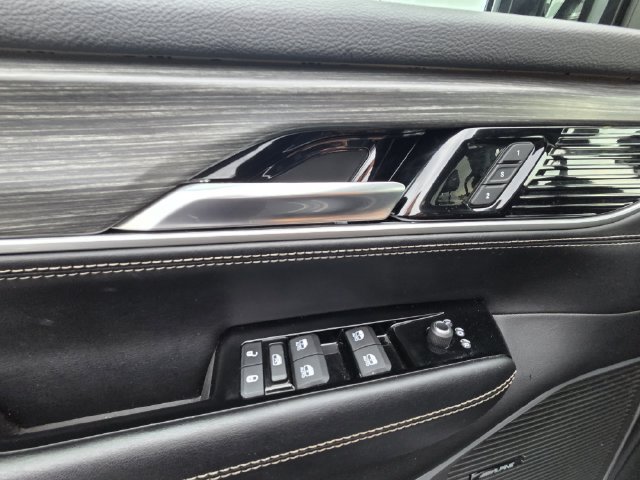 Used 2024 Jeep Wagoneer L Series III w/ Flexible Seating Group AWD/4WD image 9