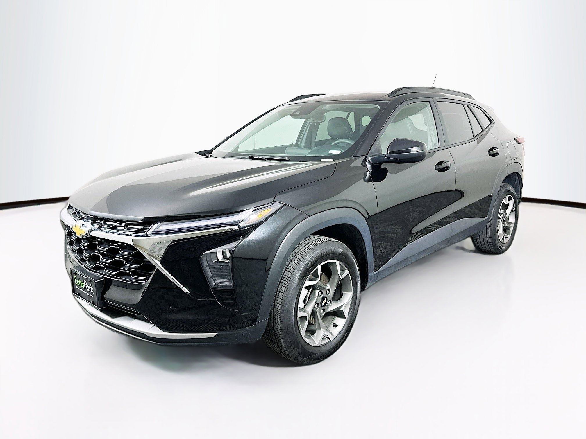 Used 2025 Chevrolet Trax LT FWD image 3