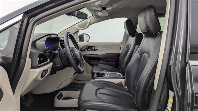 Used 2023 Chrysler Pacifica Touring-L FWD image 14