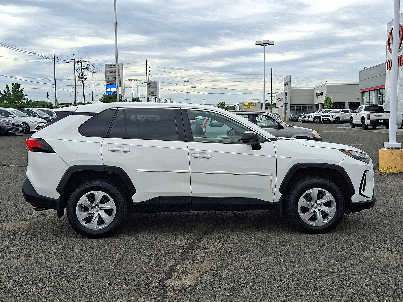 Used 2024 Toyota RAV4 LE AWD/4WD image 8