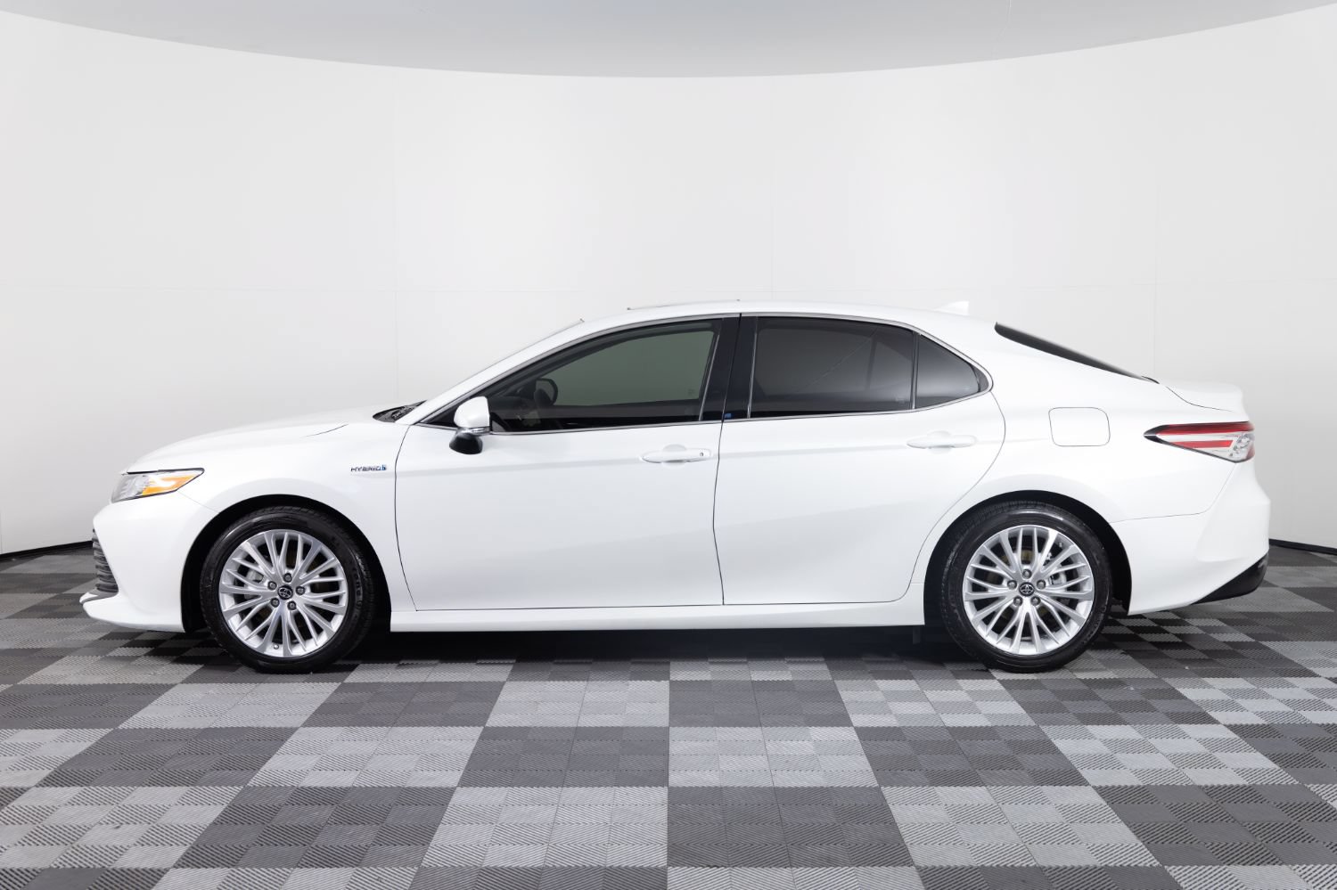Used 2019 Toyota Camry XLE FWD image 3