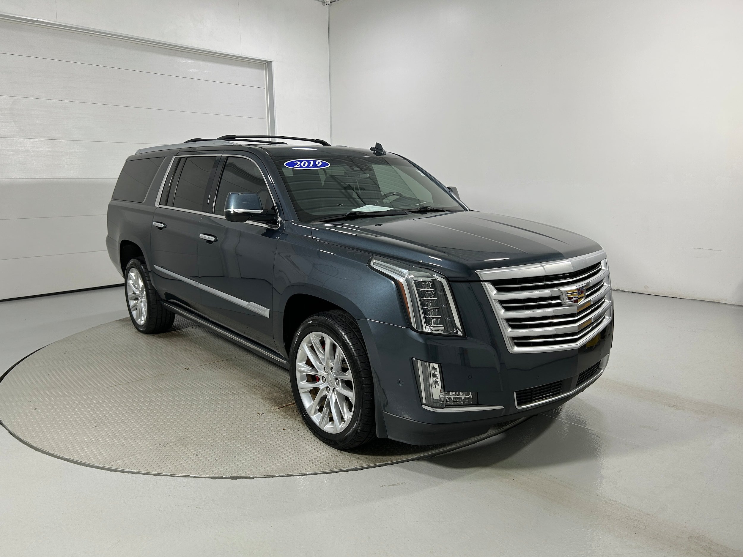 Used 2019 Cadillac Escalade ESV Platinum AWD/4WD image 2