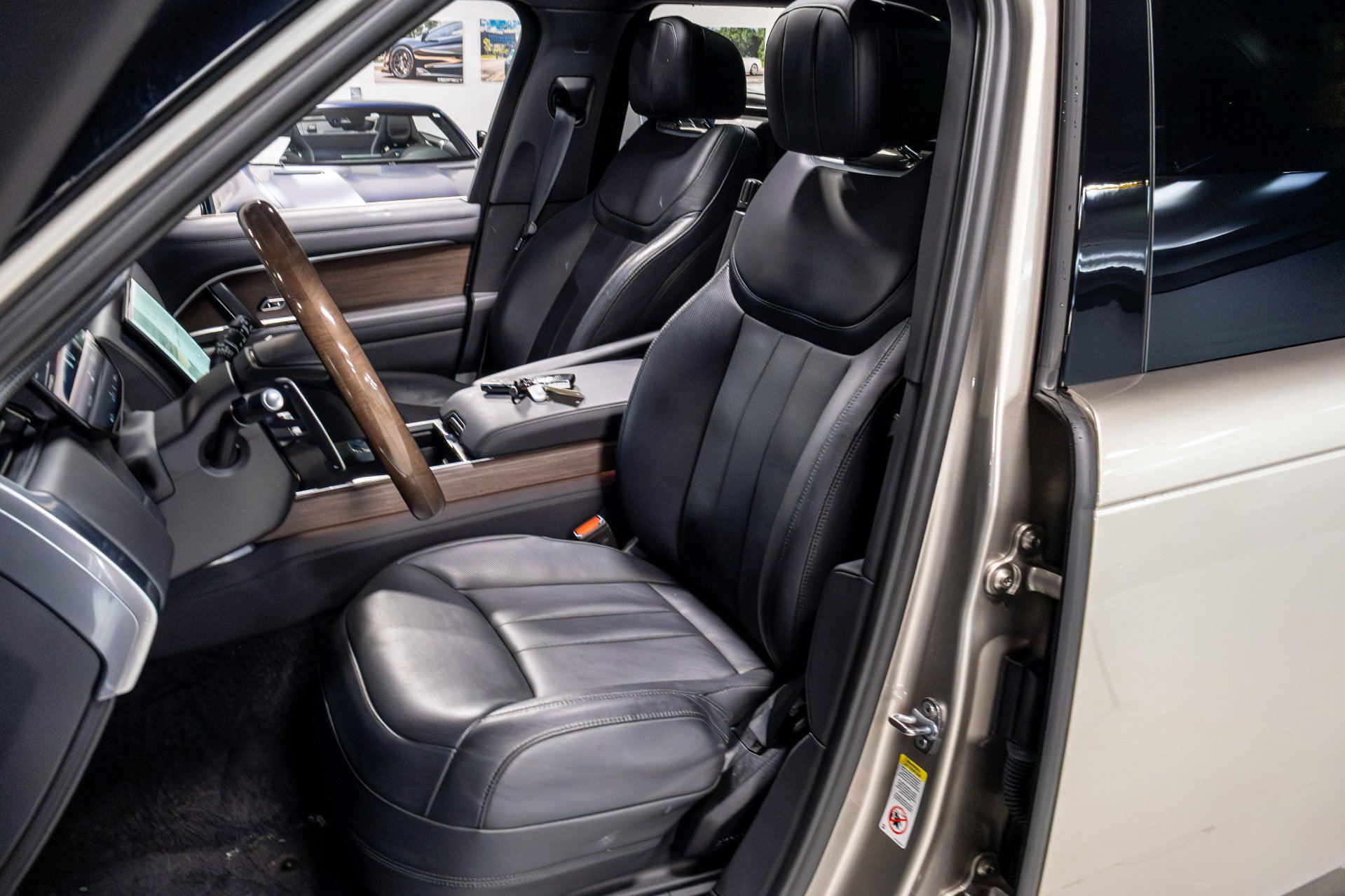 Used 2023 Land Rover Range Rover Long Wheelbase Autobiography image 6