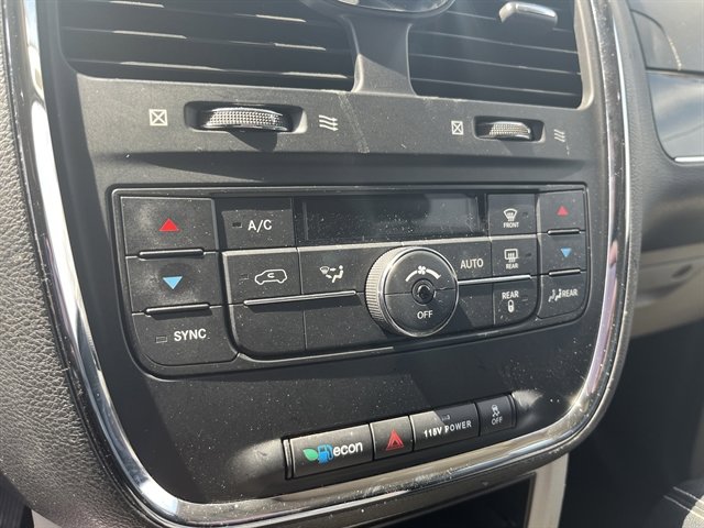 Used 2014 Chrysler Town & Country Touring FWD image 28