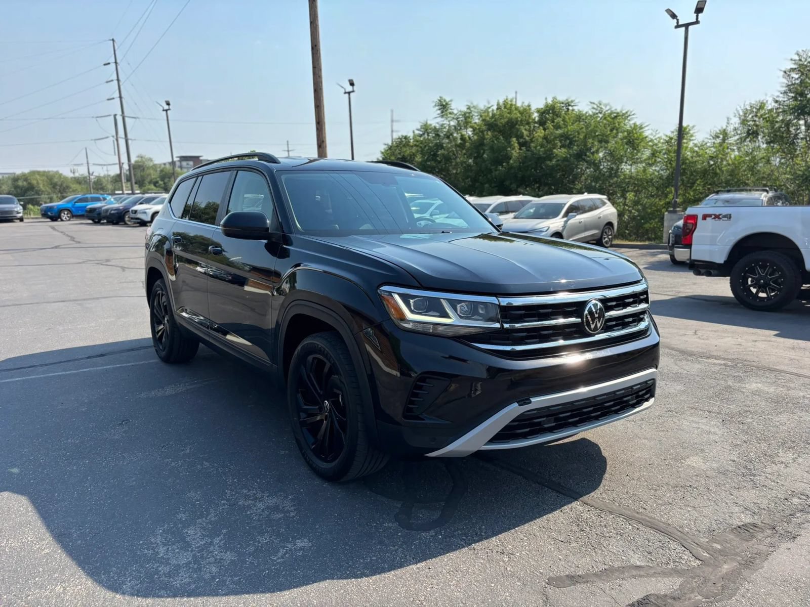 Used 2023 Volkswagen Atlas SE w/ Black Wheel Package AWD/4WD image 3