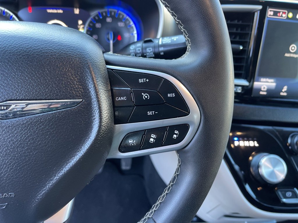 Used 2024 Chrysler Pacifica Touring-L image 17