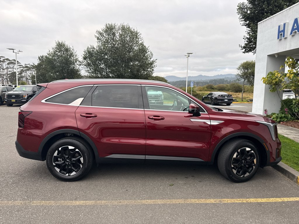 Used 2025 Kia Sorento S FWD image 2