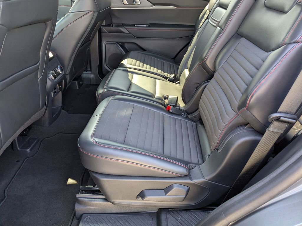 Used 2025 Ford Explorer ST-Line w/ ST-Line Street Pack image 25