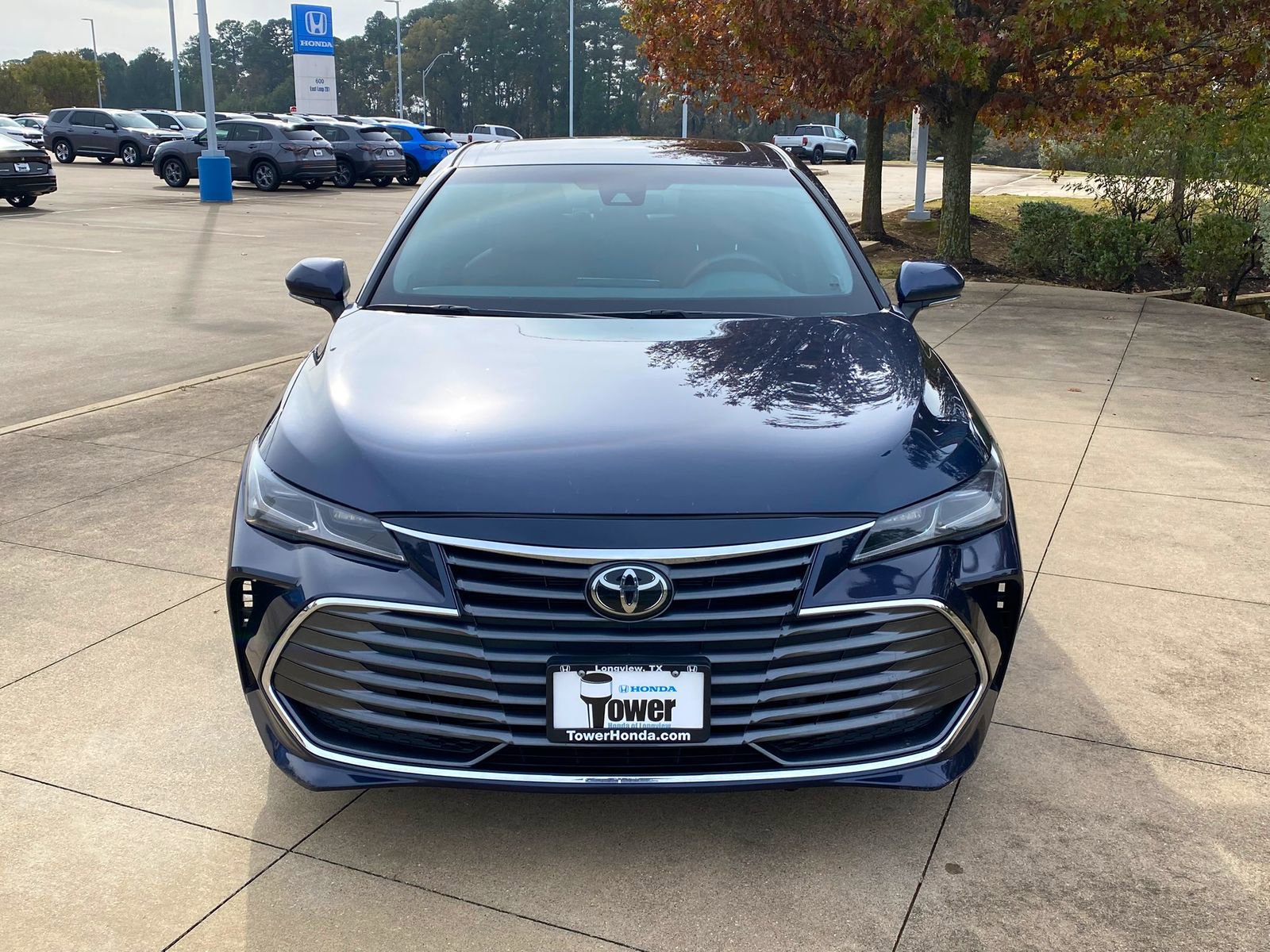 Used 2019 Toyota Avalon Limited image 2