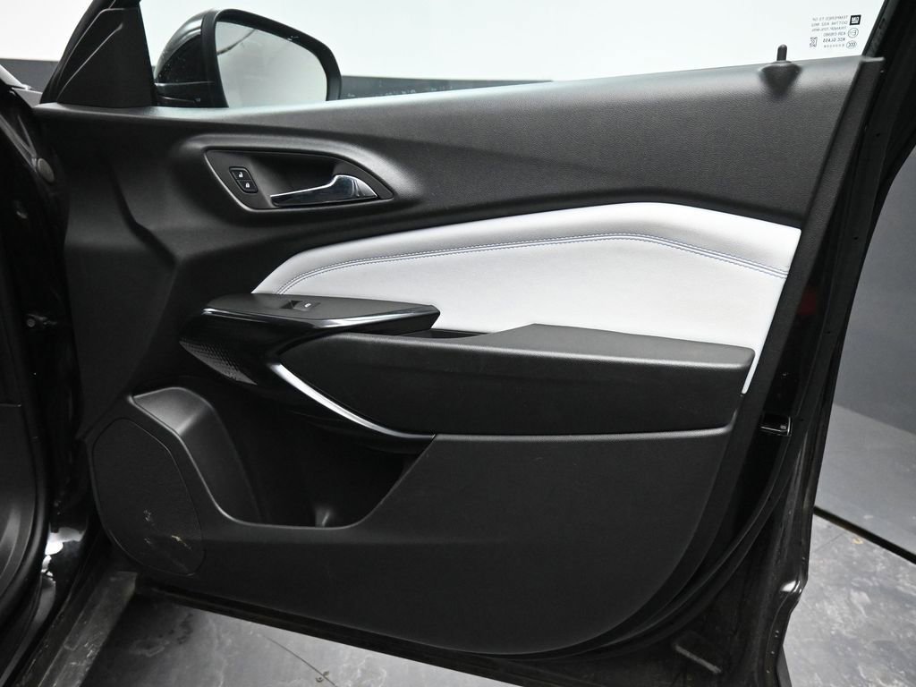 Used 2025 Chevrolet Trax LT image 18