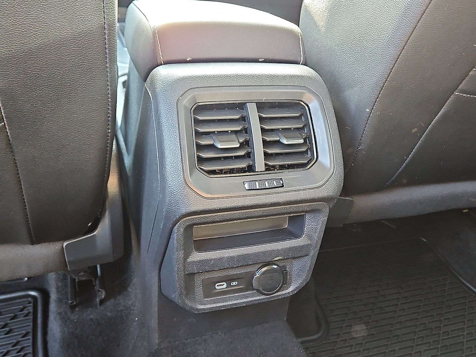 Certified 2022 Volkswagen Tiguan SE image 9