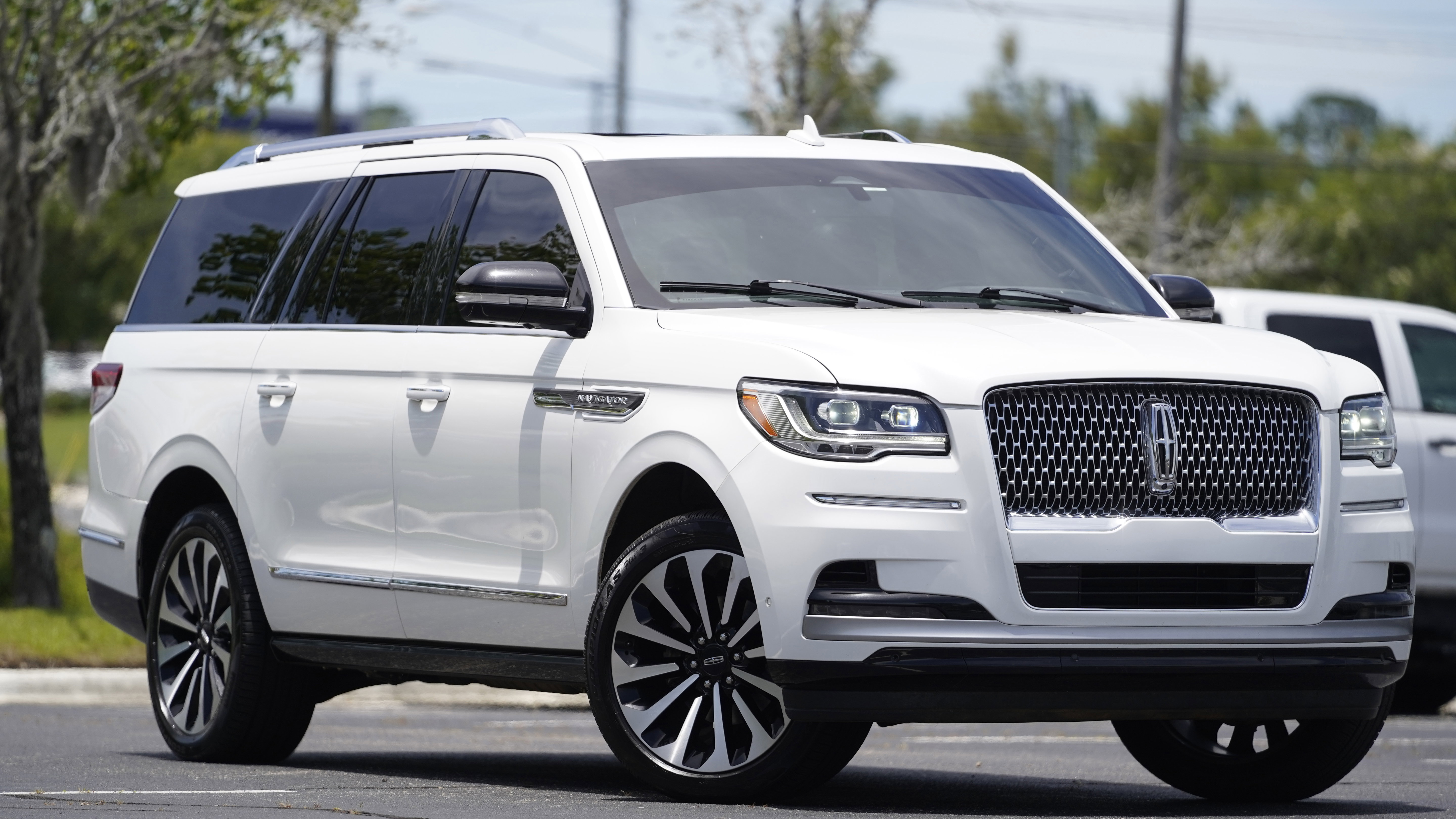 Used 2023 Lincoln Navigator L Reserve RWD image 2