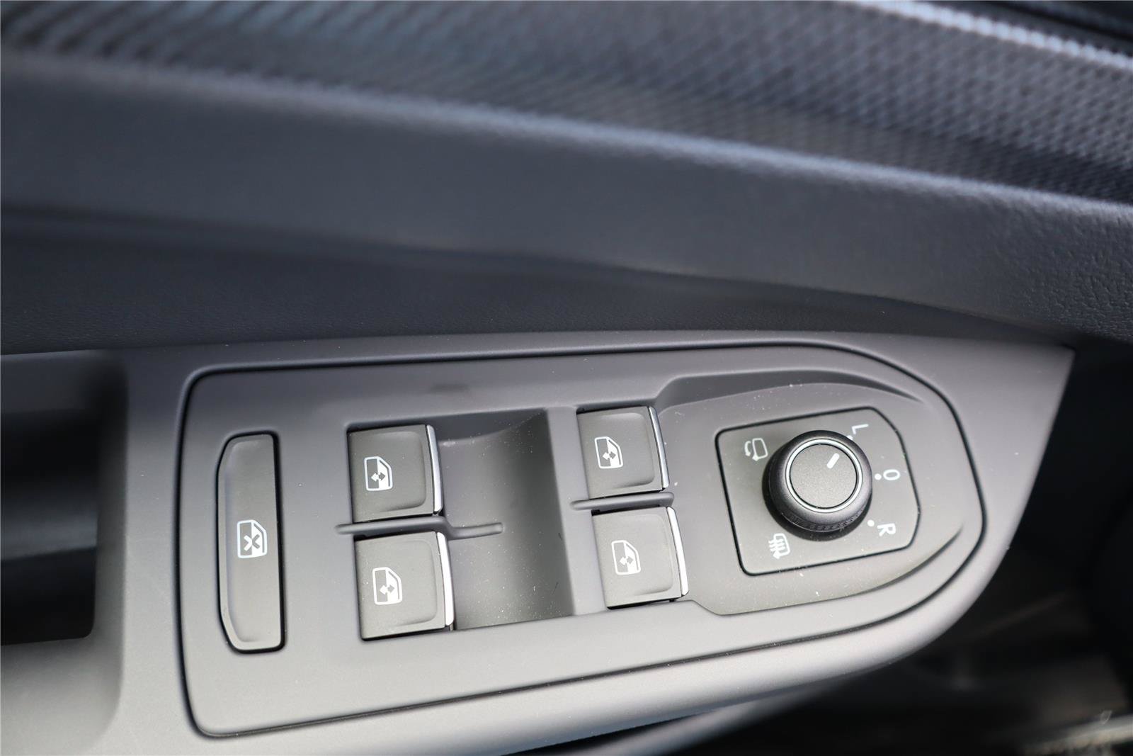 Certified 2025 Volkswagen GTI SE FWD image 14