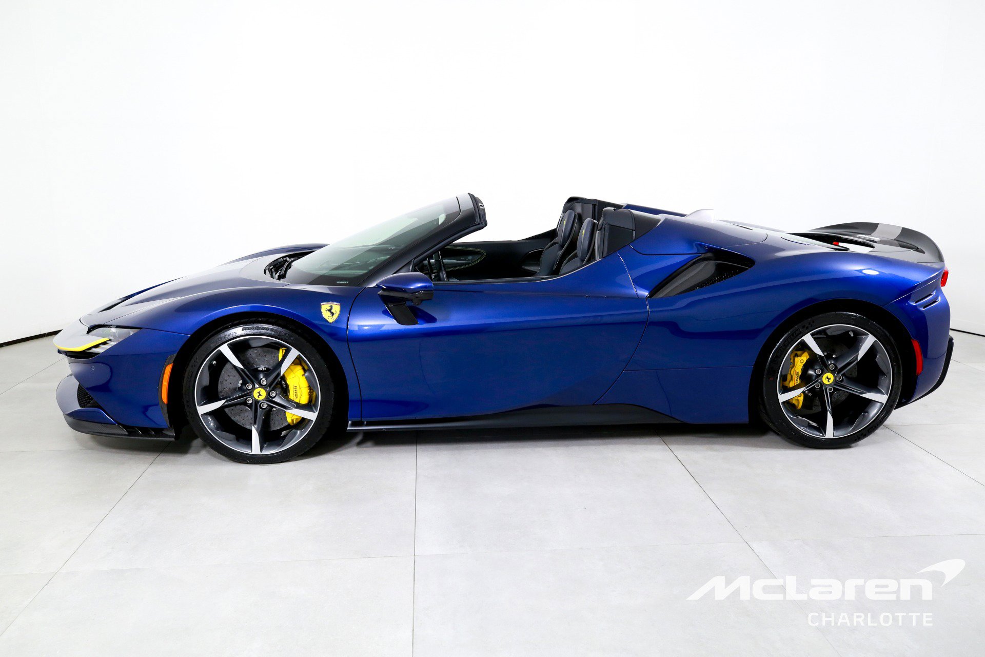 Used 2022 Ferrari SF90 Spider image 6