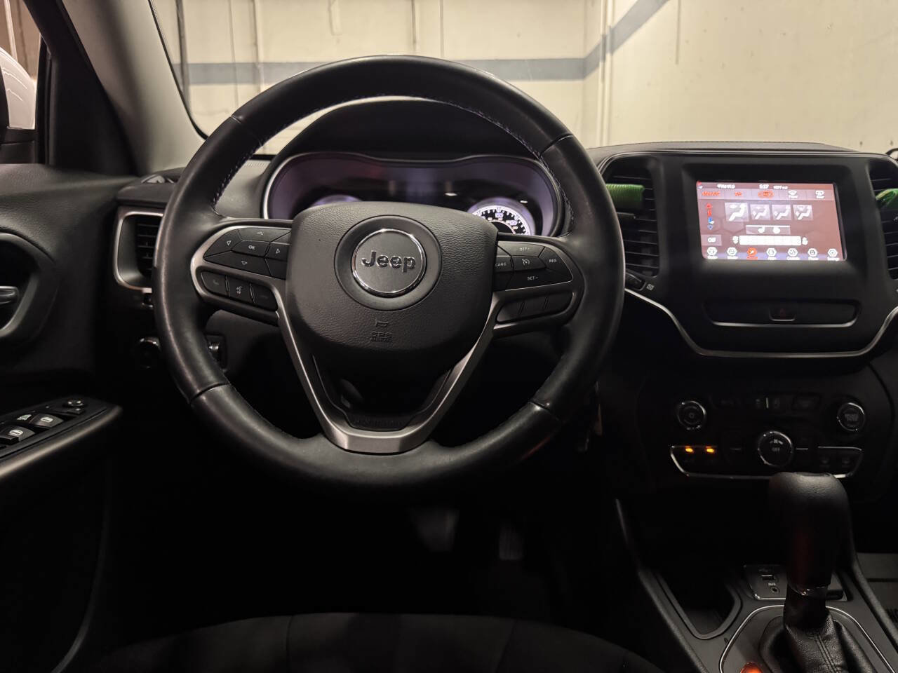 Used 2019 Jeep Cherokee Latitude w/ Cold Weather Group image 18