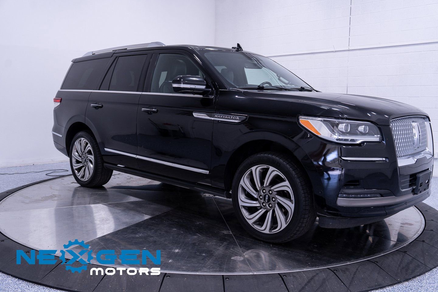 Used 2022 Lincoln Navigator Reserve image 1