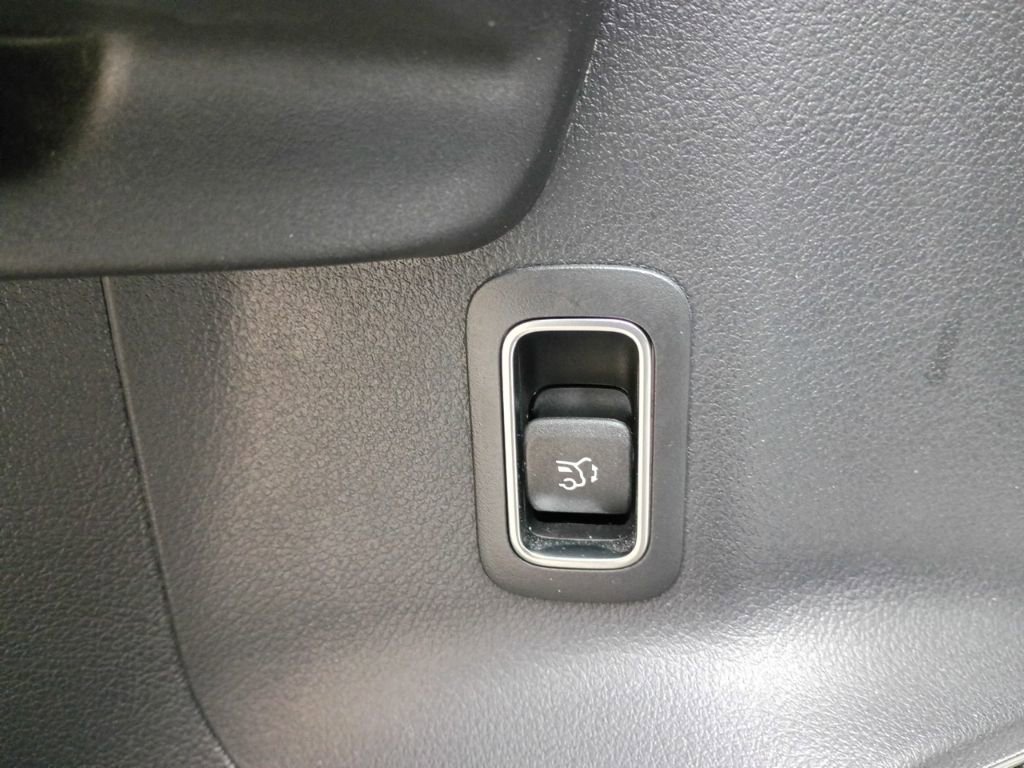 Used 2024 Mercedes-Benz GLB 250 4MATIC w/ Driver Assistance Package image 20