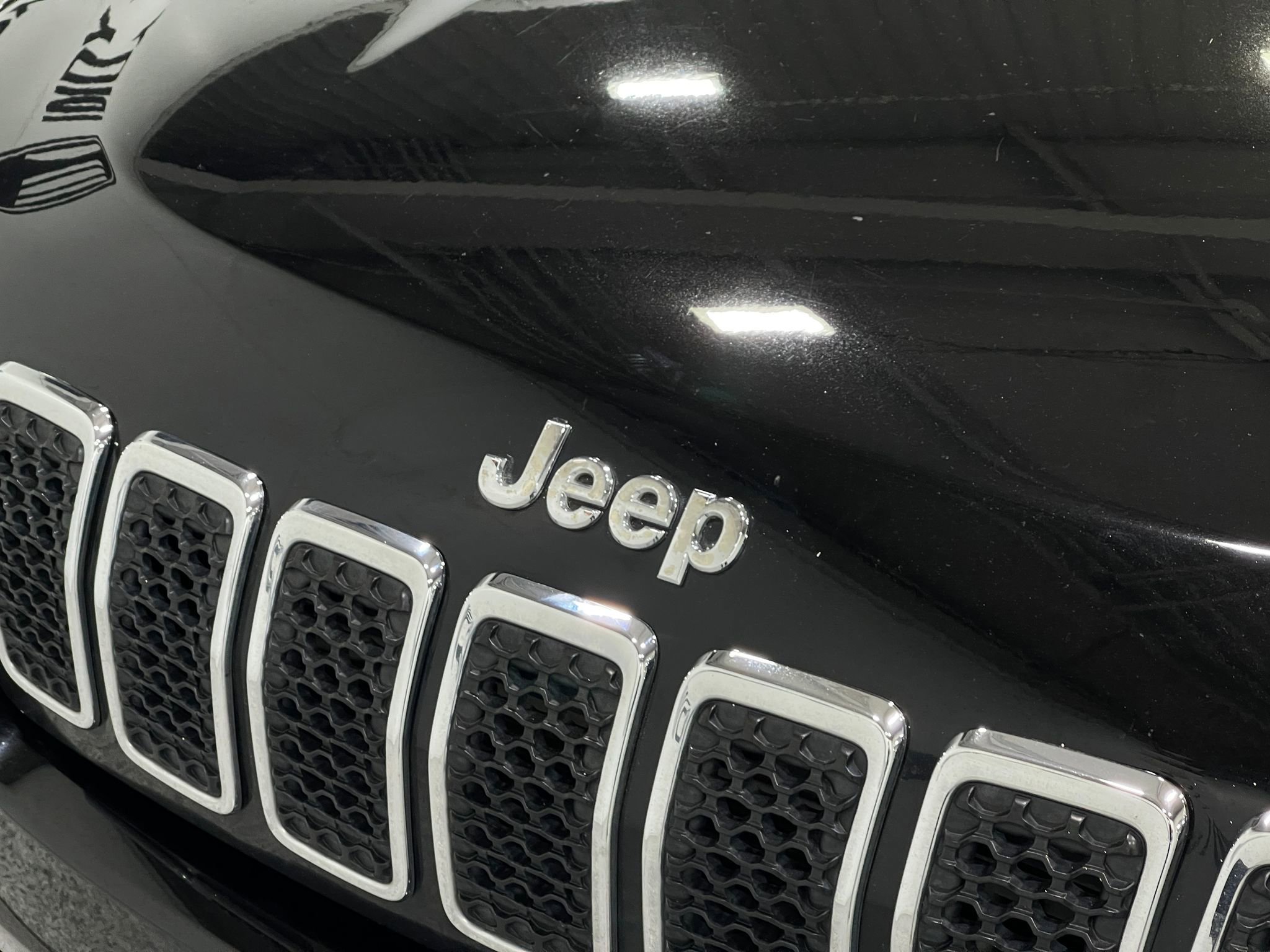 Used 2019 Jeep Cherokee Latitude Plus w/ Comfort/Convenience Group AWD/4WD image 36