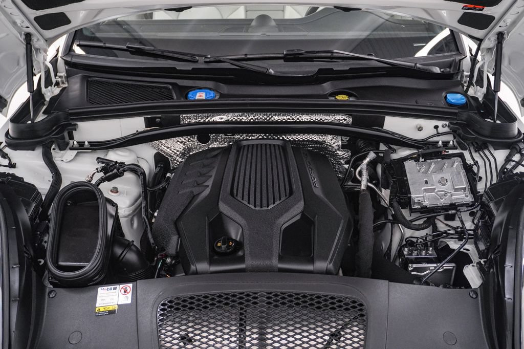 Certified 2023 Porsche Macan AWD/4WD image 29