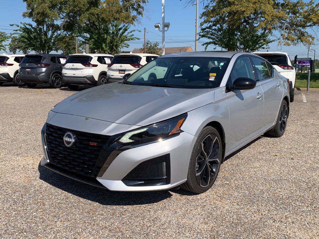 Used 2025 Nissan Altima 2.5 SR w/ SR Premium Package AWD/4WD image 3