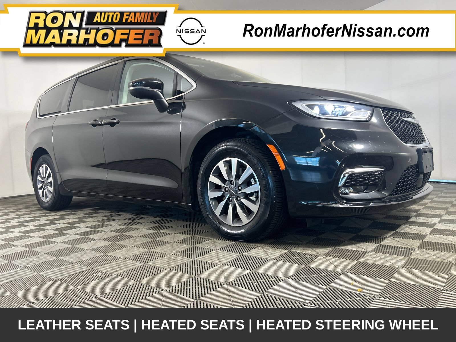 Used 2023 Chrysler Pacifica Touring-L FWD image 1