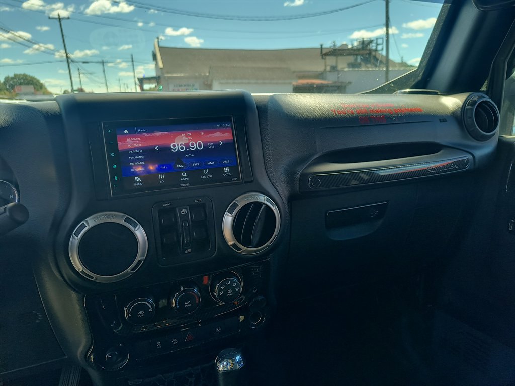 Used 2018 Jeep Wrangler Unlimited Sahara image 25